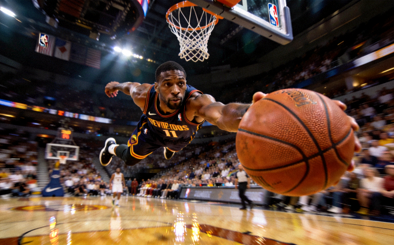 NBA赛场扣篮精彩瞬间 - 篮球运动员飞跃扣篮
