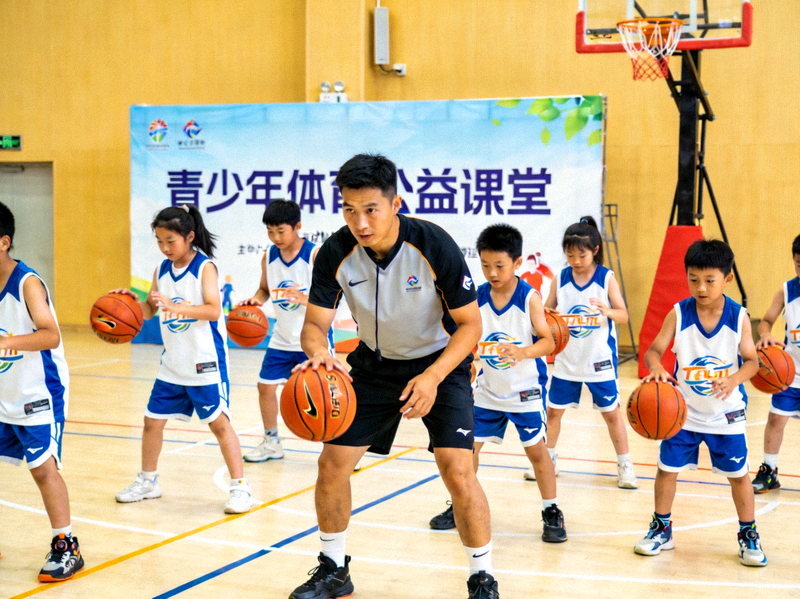 青少年体育公益课堂现场 - 专业教练指导孩子们进行篮球训练