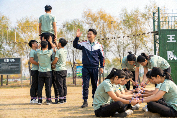 王老师带领学员进行团队协作与心理拓展训练